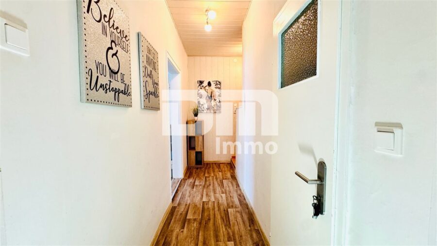 Vielseitiges Immobilien-Ensemble mit 2 modernisierten Haushälften + Carport und Garten/Terrasse - Haus 1 EG Flur / Diele 2